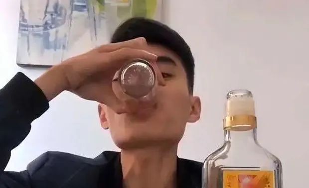 靠喝酒赚钱，一个农村拼酒主播猝死后插图1