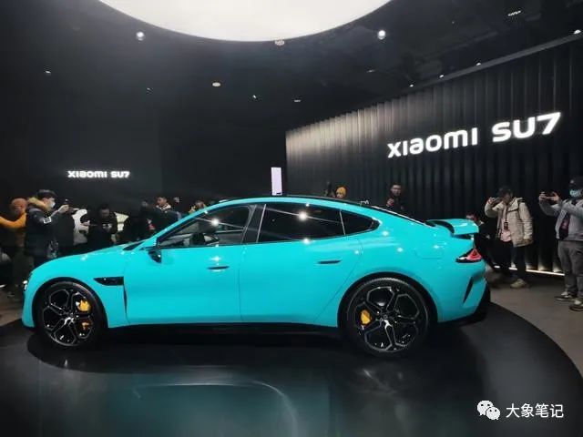 小米汽车发布雷军用行动证明梦想是可以实现的小米的知行合一之道大象笔记近日，小米汽车SU7在小米技术发布会上正式亮相，雷军在台上展示了五大技术领域，他的目标是打造媲美保时捷、特斯拉的梦想之车，并已聚集了3400多名工程师，是工信部公布减免车辆购置税的新能源汽车车型目录第一批，雷军还说，小米汽车将用10倍以上的投入，以志在必得的方式打造梦想之车。回想三年前3月30日小米正式宣布进军智能电动汽车行业，到现在已经进入发布会阶段，雷军用他的行动，展示了一个人的梦想如何从想法变为现实。他不仅言语上鼓舞人心，更是通过实际行动证明了“梦想还是要有的，万一实现了呢？”这句话的真理。他的成功并非偶然，而是源于他坚定的信念和不懈的努力。作为一个只会开车的人，他逐渐成为涉足汽车行业的人，这种跨越对许多人来说都是难以完成的。我们无法知道其中的每一个细节，但仅从结果就可以看出他做出了许多艰难的选择，克服了许多困难。从他身上，我们看到许多值得学习的品质和经验。很多人喜欢看电影和小说，认为通过电影或小说，能够学到很多东西。然而，无论是电影还是小说中的主人公或情节，都避免不了是人为编造的。一个真实、有血有肉的人，其性格在不同的人生阶段和时间节点上会有不同的变化，而写故事，里面的情节往往只能单一地描述一个人或其选择，里面更多的是人们的理想状态，并非真实的人。故事与真实之间的最大区别在于，故事往往有结局，而真实的人和事却不断延续，没有终点。王立群老师说过：历史的残酷之处在于一旦成为历史，就再也无法复原。我们无法回到过去的状态，也不清楚真正的历史是什么，只能通过自己的遐想揣测。相比之下，真实名人的故事更能触动人心。因为真实发生的故事是可见的，我们虽然无法知道具体过程和细节，但可以从结果中感受到他们所经历的种种。王阳明是这样解释”知行合一“的：面对困境时，最重要的是保持内心的平静和冷静的头脑。并且深知实践的重要性。理论是重要的，但只有在实践中，理论才能得到真正的检验和应用。也要非常注重与他人的交流和合作。一个人的力量是有限的，只有与他人共同合作，才能更好地克服困难。你会发现，身边那些在生活和事业上取得成功的人，往往都做到了这三点，这已经就意味着他的知识和行动是一致的，并讲所学实际应用与生活中。在人生的旅途中，我们常常会遇到低谷和挑战，但真正厉害的人并不会因此而认输。他们能够保持一颗平常心，面对一切风雨和成败，始终保持冷静和坚定。他们明白，成就并不是难得的，难的是保持本心，不因成功而骄傲，也不因失败而沮丧。生活中，我们需要学会自持，不因一时的得失而失去自我。只有自己才能真正摆渡自己的灵魂，因为世上最大的贵人就是自己。我们不能依赖别人来为我们指明方向，也不能期待别人能一直陪伴我们渡过难关。因此，我们需要认清自己，明确自己的目标和方向。同时，我们也需要修炼自己，提升自己的能力和素质。只有这样，我们才能在人生的旅途中稳住自己，任凭风浪起，也能保持内心的平静和坚定。最后，让我们铭记作家克莱儿·麦克福尔的提醒：世上最大的贵人就是自己。只有我们自己才能真正摆渡自己的灵魂，走出迷茫和困顿，迎接光明的未来。今天的项目分享就到这里了，希望对你有所帮助！看完先点亮“在看”再点“赞”，这是对作者的尊重和支持，谢谢大家！如果有任何疑问，可以添加大象的微信进行深入交流！公号：大象笔记，一个只讲赚钱的博主，私聊（赚钱）和1000名搞钱达人一起搞钱，并送38个月入过万的互联网项目。每天更新一篇赚钱干货文章，日更达人，寻找创业合伙人喜欢点赞，更多干货点击左上角我的头像，进入主页了解，交流学习du4492。更多一手项目干货，尽在公众号“大象笔记”，文章均首发在此document.getElementById(“create_time”).innerHTML = (new Date(1703820210000)).toLocaleDateString(undefined,{year:”numeric”,month:”long”,day:”numeric”,hour:”numeric”,minute:”2-digit”})插图