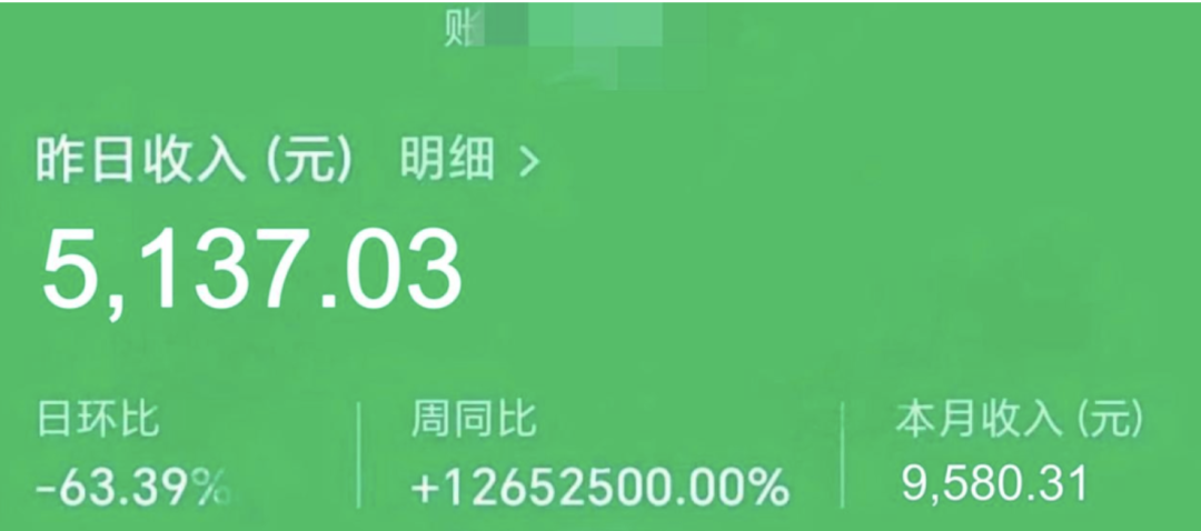 拜托！用AI写公众号爆文赚钱真的超级酷！一个月就是一年的工资大象笔记Hello，宝子们，我是大象，欢迎大家添加我的微信：du4492再三声明：本人只要分享出来的项目本身都是免费的和完整的，不会找任何理由跟你收费（除非课程中用到的一些付费工具）1、《导师训练营2.0》—我又找到宝了！千万别错过的创业合伙人计划｜快来看！2、搞钱社群 ———-?大象项目研习社 | 一个专门搞钱的社群今天，我想和大家分享一个近期备受瞩目的项目：AI+公众号爆文写作。借助Chat GPT为AI写作并利用公众号中的流量主广告变现，实现每天5137元的收益。这个项目是什么，怎么做？接下来我们详细来介绍一下——01——公众号流量主并非新鲜项目 自从公众号出现以来，开通流量主就成为了其中一项功能。升级选项：灵活地选择广告展示位置，与原内容风格融合自主选择广告展示位置，以与原文内容相符。不再受固定广告位置的限制，达到更佳的视觉效果和用户体验。点击和曝光都能为你带来收益根据我们的测试结果，每一万次阅读可获得30-200元的收益这个收益的背后关键是广告主在微信上投放广告，微信将广告分发给创作者，创作者通过创作高质量内容将广告传递给用户这是一个多方共赢的局面。因此，只要微信公众号存在，我们就可以持续进行这项项目。以往，只有粉丝数量庞大的公众号才能获得这样收益，因为过去的推流机制是依赖粉丝推荐。对于我们这些后来者来说，阅读量和粉丝数之间的关系并没有太多机会。然而，在今年下半年，微信悄悄地改变了推流机制，不再局限于粉丝推荐，而是采用了算法分发机制。成为推荐平台的关键是确保文章内容质量高。只要您的文章质量达到要求，系统就会将其推荐至”看一看”、”搜一搜”、订阅号消息推荐和其他公域入口。成功吸引10万+阅读的爆文，即使您是一个0粉丝的新手，也不是不可能的。事实上，通过这种方式，很多小号也能赚取流量主的广告收益。——02——公众号推流机制的新更新引起了我们团队的注意。我们找到了一位在AI写作研究方面经验丰富的老师，并组建了一个小团队，旨在测试使用AI创作公众号内容，以实现流量变现的模式。经过两个多月的试运行和创建多个账号，我们得出了如下结论：这种模式确实可行，并且具有复制和放大的潜力。为什么这样说呢？我们通过测试发现，公众号的最新推流机制实际上是围绕文章质量进行推送的。账号发布文章后的关键字匹配和推送机制在你的账号发布一篇文章之后，平台会提取文章的关键词，并与用户的需求关键词进行匹配。如果匹配成功，文章将会被推送给第一批潜在用户。如果点击率、完读率和在看率较低，推荐将会终止。然而，如果这些数据指标较高，平台会持续推送给更多用户，形成循环，直到达到10万+或20万+的阅读高峰。因此，文章选题、标题和内容的质量成为推动数据增长的关键。幸运的是，AI技术能够高效地帮助我们总结出爆款文章的选题、标题和内容结构，并且按照优质内容的结构批量产出文章。精通销售爆款的分析方法和AI写作技巧是驾驭该项目的关键。通过确保一个账号达到预期效果，我们还可以扩大规模，实现更大的想象空间。使用一个辅助账号，结合AI的文章创作，我们可以在大约2-3周内达到相应的运营水平。而这个，就是我们用AI爆文跑出来的流量主广告主收益。AI创作公众号爆文：复制、放大、规模化——03——公众号流量主项目：10月份的早些时候，我对其进行了拆解。我们的项目吸引了许多朋友的兴趣，他们纷纷提出是否有相关课程或陪跑服务的要求。然而，由于我们团队一直在进行测试、总结推流机制以及AI提示应用，无暇交付其他服务，导致推出计划一直拖延。 如今，我们成功运行并熟悉了整套模式之后，花了一个多月的时间对交付流程、模式以及各种AI提示应用进行梳理。现在，我们终于可以正式推出公众号流量主项目的陪跑服务。 如果您符合以下条件： 1）对AI公众号爆文项目非常感兴趣； 2）想要找一个长期稳定的副业项目； 3）希望学习各种AI写作的高级技巧； 那么，我们建议您加入我们的公众号流量主项目陪跑团队。——04——我们将为您提供完整的从0到1的公众号流量主项目课程，将我们的全部经验和心得分享给您，没有任何保留。课程内容包括以下模块：1. 项目介绍：深入了解公众号流量主项目，了解其潜力和优势。2. 账号搭建：指导您如何从零开始创建自己的公众号账号。3. 确定领域：帮助您确定适合您公众号的领域，以便更好地定位受众和内容。4. 竞品分析：教您如何分析竞争对手的公众号，并从中汲取灵感和经验。5. AI工具使用：介绍一些强大的人工智能工具，可以帮助您提升文章质量和吸引力。6. 正文写作：指导您如何撰写高质量的公众号文章，引起读者的兴趣和共鸣。7. 标题写作：教您撰写吸引人的标题，让读者更愿意点击和阅读您的文章。8. 选题方法：分享一些选题方法，帮助您找到热门话题和受众感兴趣的内容。9. 建立素材库/标题库：指导您如何建立素材库和标题库，方便日后创作和选题。我们将通过课程的每个模块，帮助您系统地学习和掌握公众号流量主项目，让您能够从零开始打造一个成功的公众号。了解RPA技术，助您实现高效批量操作一年个性化1对1陪跑，解析您的各个阶段和问题从0-1 跑通项目，从1-100 放大项目――即使是初学者或者已经取得一些小成果的人，都可以放心地跟着我们的步伐前进。我们的目标是教会你通过公众号项目来获得稳定的副业收入，同时还能学习如何应用人工智能写作技巧。除此之外，我们还提供一整年的一对一指导，帮助你实际操作，并获得可观的结果。无论你是谁，都可以跟我们一起前进。更多项目如果你想了解更多项目课程，请直接关注大象项目库，每天更新5-20个精品项目资源。
                    大象笔记
                    一个持续分享搞钱的人，专注互联网思维+项目实操+变现工具
                  公众号该公众号已被封禁今天的项目分享就到这里了，希望对你有所帮助！看完先点亮“在看”再点“赞”，这是对作者的尊重和支持，谢谢大家！如果有任何疑问，可以添加大象的微信进行深入交流！公号：大象笔记，一个只讲赚钱的博主，私聊（赚钱）和1000名搞钱达人一起搞钱，并送38个月入过万的互联网项目。每天更新一篇赚钱干货文章，日更达人，寻找创业合伙人喜欢点赞，更多干货点击左上角我的头像，进入主页了解，交流学习du4492。更多一手项目干货，尽在公众号“大象笔记”，文章均首发在此document.getElementById(“create_time”).innerHTML = (new Date(1701321737000)).toLocaleDateString(undefined,{year:”numeric”,month:”long”,day:”numeric”,hour:”numeric”,minute:”2-digit”})插图
