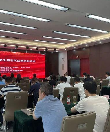 AI通用写作技巧分享 爆款文章平行结构的使用方法大象笔记点击上方 【蓝字】 关注我们大家好，我是大象，最近看了很多人用chatgpt写文章，那写的那叫一个随便啊，我们都知道，GPT是机器语言，哪怕是GPT4.0仍然摆脱不了机器语言的困扰，因为4.0只是在逻辑上更强于3.5，但是这不代表他就能模仿人类的语气写文章了，也更加代表不来我们自己的语气来写文章。但是，用好chatgpt是有方法的，我们可以用生成文章的结构的方式去一步一步完成文章，使原本需要一天写完的文章，只需要一个小时就可以写完，非常适合自媒体创作者，那具体有什么结构呢？大象从今天开始会更新写文章结构的方法。首先最常见的是平行结构01什么是平行结构平行结构是指总分总的写作结构，这是一种组织文章思路的常见方式。这种结构也被称为四段论，其中文章分为四个主要部分：引言（总）、正文（分）、案例（分）结论（总）。每个部分都有明确的功能和目的。02哪些地方会用到平行结构？观点分析类文章引言部分表达作者对某个话题的整体看法。然后正文中逐一分析论证各个观点或方面。结论部分再次强调作者的总体观点。新闻评论类文章引言部分介绍新闻事件或话题。正文中分析事件的各个方面、涉及的人物等。结论部分总结对这一新闻事件的看法。 产品或服务评测文章引言部分介绍产品或服务，阐明写作的目的。正文中分别评价产品的各个方面、优劣势。结论部分给出对产品总体的评价和建议。个人经验分享文章引言部分概述作者的个人经历或故事。正文中详细叙述经历中的各个阶段或事件。结论部分总结作者在经历中学到的教训或感悟。03哪些阅读10W+的大V经常用平行结构洞见，非常牛的自媒体文创作者，目前共创作了2747篇原创文章，几乎每篇文章都能打爆，专写一些深度类型的文章，几乎的大部分都是总分总结构，有理有据，大家可以参考。孤独大脑，《人生算法》《成长算法》的作者，深度文章，让每个中国孩子都能共享优质教育资源！张萌萌姐，一个专注女性成长的青年作家，代表作《人生效率手册》《引爆视频号》《从受欢迎到被需要》《精力管理手册》等。青创品牌创始人，高校兼职教授，北京市创业导师关于平行结构的视频教学可以关注我的B站号：大象AIGC里面有很多关于chatgpt详细写作的视频教程，平行结构的实用方法，还有3W结构、金字塔结构、清单结构等，助你从一个新手小白，一步步成为写作大师。最后说一下，写作一定要懂谋篇布局，不要指望AI一次就给我们生成一篇满意的文章，也不是胡乱的去投喂素材，而是自己先搞懂怎么样生产一篇文章，然后让GPT协助我们完成，那怎么样生成文章了，关注我，不断更新chatgpt最新写文办法大象笔记微信号：du4492扫码关注 了解更多内容点个【在看】，你最好看document.getElementById(“create_time”).innerHTML = (new Date(1702464925000)).toLocaleDateString(undefined,{year:”numeric”,month:”long”,day:”numeric”,hour:”numeric”,minute:”2-digit”})插图3