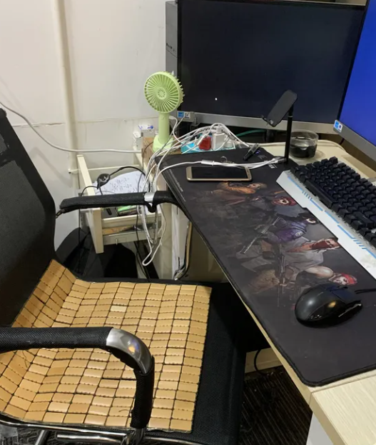 AI通用写作技巧分享 爆款文章平行结构的使用方法大象笔记点击上方 【蓝字】 关注我们大家好，我是大象，最近看了很多人用chatgpt写文章，那写的那叫一个随便啊，我们都知道，GPT是机器语言，哪怕是GPT4.0仍然摆脱不了机器语言的困扰，因为4.0只是在逻辑上更强于3.5，但是这不代表他就能模仿人类的语气写文章了，也更加代表不来我们自己的语气来写文章。但是，用好chatgpt是有方法的，我们可以用生成文章的结构的方式去一步一步完成文章，使原本需要一天写完的文章，只需要一个小时就可以写完，非常适合自媒体创作者，那具体有什么结构呢？大象从今天开始会更新写文章结构的方法。首先最常见的是平行结构01什么是平行结构平行结构是指总分总的写作结构，这是一种组织文章思路的常见方式。这种结构也被称为四段论，其中文章分为四个主要部分：引言（总）、正文（分）、案例（分）结论（总）。每个部分都有明确的功能和目的。02哪些地方会用到平行结构？观点分析类文章引言部分表达作者对某个话题的整体看法。然后正文中逐一分析论证各个观点或方面。结论部分再次强调作者的总体观点。新闻评论类文章引言部分介绍新闻事件或话题。正文中分析事件的各个方面、涉及的人物等。结论部分总结对这一新闻事件的看法。 产品或服务评测文章引言部分介绍产品或服务，阐明写作的目的。正文中分别评价产品的各个方面、优劣势。结论部分给出对产品总体的评价和建议。个人经验分享文章引言部分概述作者的个人经历或故事。正文中详细叙述经历中的各个阶段或事件。结论部分总结作者在经历中学到的教训或感悟。03哪些阅读10W+的大V经常用平行结构洞见，非常牛的自媒体文创作者，目前共创作了2747篇原创文章，几乎每篇文章都能打爆，专写一些深度类型的文章，几乎的大部分都是总分总结构，有理有据，大家可以参考。孤独大脑，《人生算法》《成长算法》的作者，深度文章，让每个中国孩子都能共享优质教育资源！张萌萌姐，一个专注女性成长的青年作家，代表作《人生效率手册》《引爆视频号》《从受欢迎到被需要》《精力管理手册》等。青创品牌创始人，高校兼职教授，北京市创业导师关于平行结构的视频教学可以关注我的B站号：大象AIGC里面有很多关于chatgpt详细写作的视频教程，平行结构的实用方法，还有3W结构、金字塔结构、清单结构等，助你从一个新手小白，一步步成为写作大师。最后说一下，写作一定要懂谋篇布局，不要指望AI一次就给我们生成一篇满意的文章，也不是胡乱的去投喂素材，而是自己先搞懂怎么样生产一篇文章，然后让GPT协助我们完成，那怎么样生成文章了，关注我，不断更新chatgpt最新写文办法大象笔记微信号：du4492扫码关注 了解更多内容点个【在看】，你最好看document.getElementById(“create_time”).innerHTML = (new Date(1702464925000)).toLocaleDateString(undefined,{year:”numeric”,month:”long”,day:”numeric”,hour:”numeric”,minute:”2-digit”})插图5