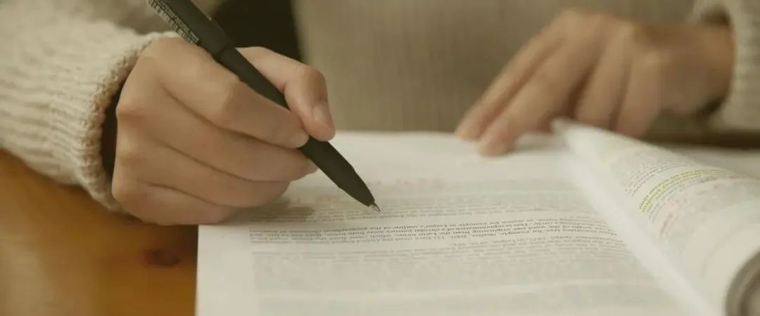 AI通用写作技巧分享 3W结构的使用方法大象大象笔记点击上方 【蓝字】 关注我们大家好，我是大象，今天我来详细讲一下写作中的3W结构,掌握3W结构之后呢,更有利于我们写作，特别是用AI进行写作01什么是3W结构?首先介绍一下什么是3W结构，3W结构通常指的是文章的”What,” “Why,” 和 “How” 结构。这种结构有助于清晰地传达信息，使读者更容易理解作者的观点和内容。顾名思义，就是“是什么”“为什么”和“怎么办”02为什么3W结构好用3W结构在开篇明确回答了文章的”What”，帮助读者迅速了解文章的主题是什么。这样的引导有助于读者更好地理解文章的核心内容。通过在文章的”Why”部分解释主题的重要性，作者能够激发读者的兴趣，让他们明白为什么这个主题值得关注和讨论。在文章的”How”部分，作者提供了解决问题或实现目标的方法、步骤或策略。这为读者提供了实际操作的指导，使信息更易于理解和应用。如果大家仔细会发现，这篇文章就是用了3W结构033W结构的优势是什么呢?减少混乱和歧义3W结构确保信息按照一定的逻辑次序呈现，减少了读者在理解文章时的混乱和歧义。每个部分都有明确的功能，有助于维持文章的逻辑性和一致性。提高可读性由于3W结构为文章提供了清晰的组织，读者更容易追踪作者的思路，提高了文章的可读性。这对于各种读者，尤其是那些快速浏览文章的人来说尤为重要。强调关键信息通过将关键信息分布在不同的部分，作者能够更好地突出每个方面的重要性。这有助于读者更好地理解作者的观点和论证。04怎么样用好3W结构当在开始写作之前，明确你的写作目的。确定你想要传达的信息，讨论的主题是什么，以及你的读者是谁。这有助于确保文章的焦点清晰。在文章的开头，清晰明了地回答主题是什么。这可以通过直接陈述主题、提出问题或使用引言来实现。确保你的主题简洁明了，读者能够一眼看出文章讨论的内容。接下来，解释为什么读者应该对这个主题感兴趣或关注。强调主题的重要性，可能的影响，或者解决问题的紧迫性。这一部分的目标是引起读者的兴趣，让他们想要继续阅读。在文章的后半部分，提供解决问题的方法、步骤或者其他相关信息。这是你展示实际内容、论证观点或者提供解决方案的地方。确保你的内容明确、详实，使读者能够理解和应用你的观点。确保三个部分在逻辑上连接紧密，形成一个自然流畅的整体。使用过渡句和段落，使文章的结构更清晰，帮助读者顺利过渡从一个部分到另一个部分。完成初稿后，进行反复修订。检查文章是否符合3W结构，确保每个部分都明确、有力，并且有助于实现整体写作目标。推荐阅读AI通用写作技巧分享 爆款文章平行结构的使用方法AI提高写作水平：我这里有9个开篇公式让你的文章更具有吸引力解锁AI写作技巧：6个正文写作标准等你掌握大象笔记微信号：du4492扫码关注 了解更多内容点个【在看】，你最好看document.getElementById(“create_time”).innerHTML = (new Date(1703238609000)).toLocaleDateString(undefined,{year:”numeric”,month:”long”,day:”numeric”,hour:”numeric”,minute:”2-digit”})插图1